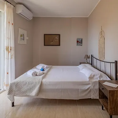 Helen's House At Ratzakli בית נופש *